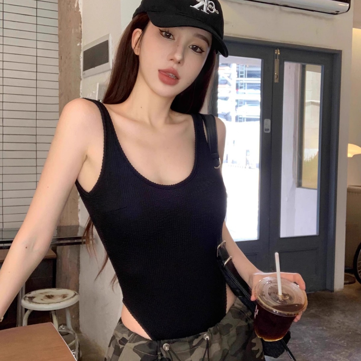Suspender Tank Top - 女性用の黒いストラップ付きボディ,ホルタートップ,リブ編み,ロンパース,ひも,ノースリーブ,タンクトップ,手袋,セクシー