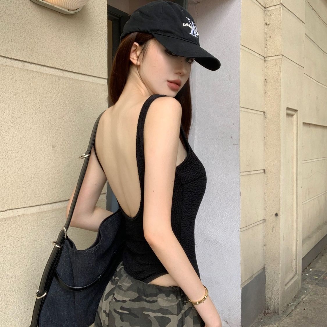 女性用の黒いストラップ付きボディ,ホルタートップ,リブ編み, - Suspender Tank Top のレビューと価格